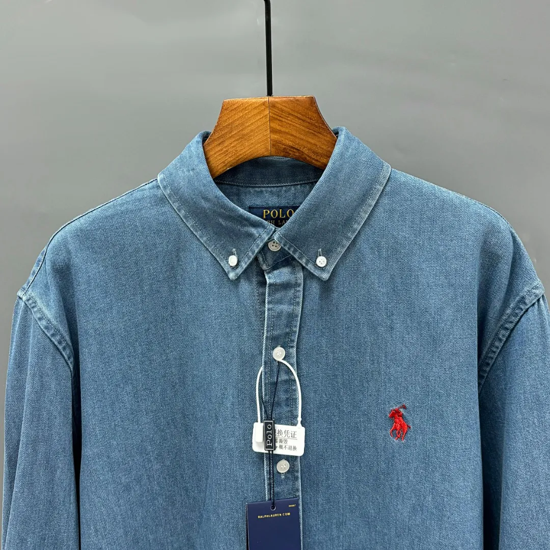 🅿️250 Ralph Lauren/Ralph Lauren embroidered denim shirt Made of high-count combed cotton denim fabric, the yarn is even and fine, no impurity hairiness, the soft texture of cotton fiber can be felt by touching the upper hand, loose fit, three-dimensional upper body, smooth and natural lines, from shoulder line to waist line to hem, smooth transition of lines, no unnecessary folds or accumulation, neat and stretched overall, embellished with iconic pony embroidery on the chest, simple but highly recognizable, natural color transition of embroidery thread The stitches are even and the spacing is uniform and the stitches can be connected naturally. The lines are smooth and not stiff. Size: S M L XL